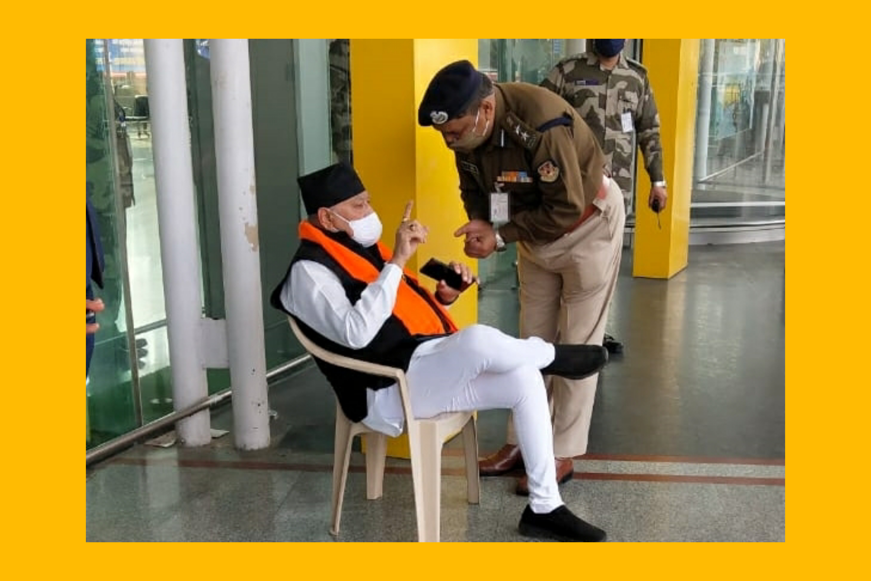 जब पीएम मोदी के भाई ने अमौसी एयरपोर्ट पर किया ड्रामा When PM Modi Brother sits on Dharna at Lucknow Airport 