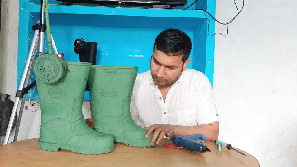 बनारस के वैज्ञानिक ने बनाया इंटेलिजेंस जूता, बॉर्डर पर रोकेगा घुसपैठ, चलाएगा गोली
